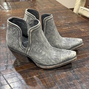 Ariat Dixon Distressed Ankle Boots